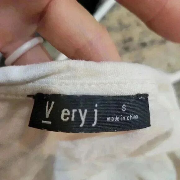 Very J Women's Ivory Rayon/Spandex Oversized Mesh/Ruffle Long Sleeve T-Shirt EUC - Picture 6 of 7